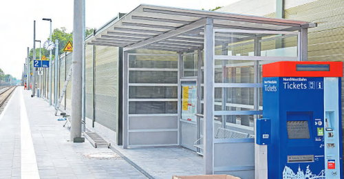 Es kann losgehen: Ticketautomat, Fahrplan, Wetterschutzdach und Bahnsteiguhr sind montiert. In den vergangenen Tagen wurden letzte Vorbereitungen getroffen. (Foto: Michael Tietz)