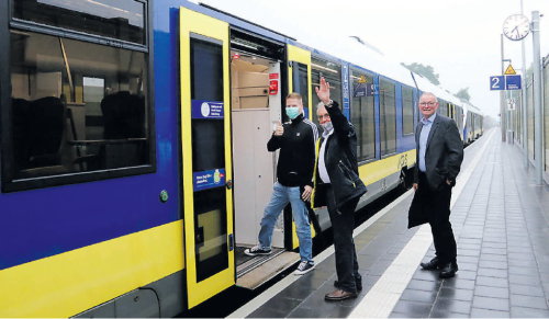 Einstieg mit Hindernissen: Andy von Garrel (links) und Rainer Portius werden vom Gemeinderatsvorsitzenden Johann Scholtalbers (SPD) verabschiedet. Sie sind die ersten Fahrgäste, die von Jaderberg aus mitgefahren sind. BILDER: WOLFGANG BÖNING