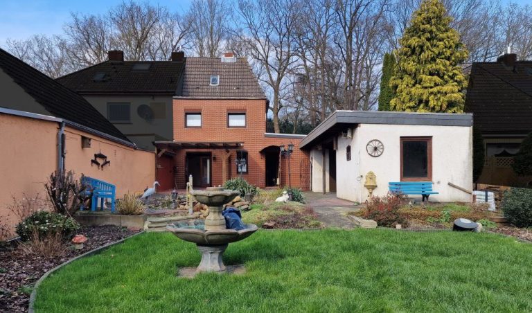 Diese Foto zeigt das Gebäudes der bereits durch die HEYEN Immobilien vermittelte Haushälfte in Bremen / Sebaldsbrück