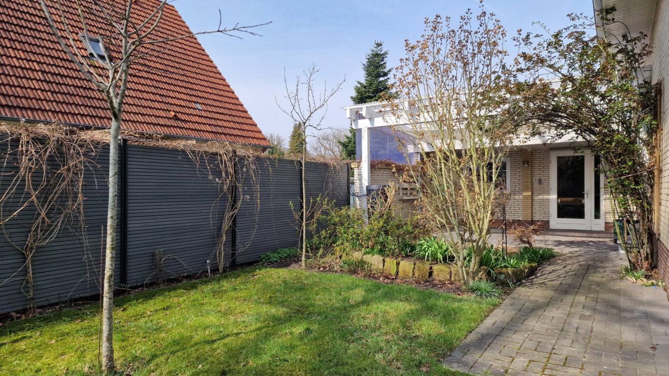 Der seitliche Garten Blick in den seitlichen Garten