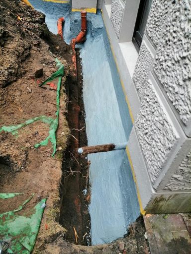 Sockel mit Schutzanstrich versehen.