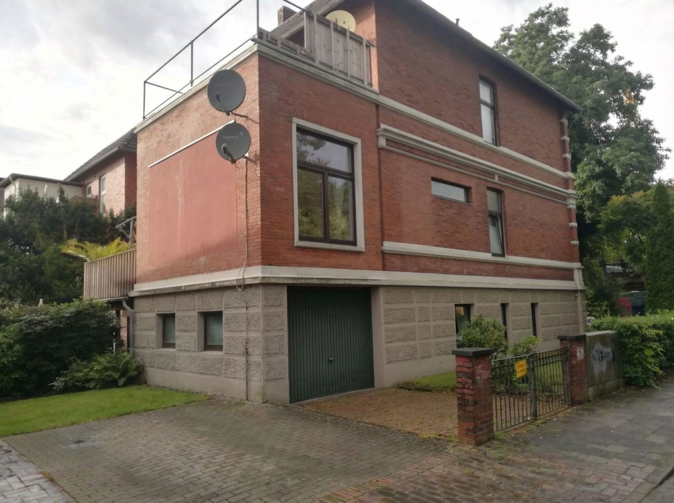 Gebäudeansicht Gebäudeansicht am stilvollen Mehrparteien-Wohnhaus